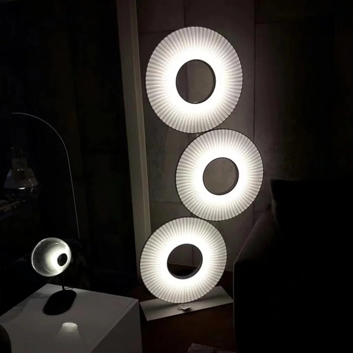 Minimalist art circle living room decorative floor lamp, warm white adjustable LED lamp, with shadow effect creating an atmosphere, acrylic material, indoor lamp