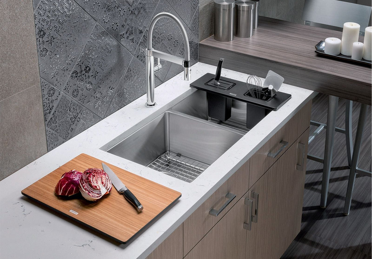Quatrus R15 33-in 60/40 Double Bowl Undermount Stainless Steel Kitchen Sink