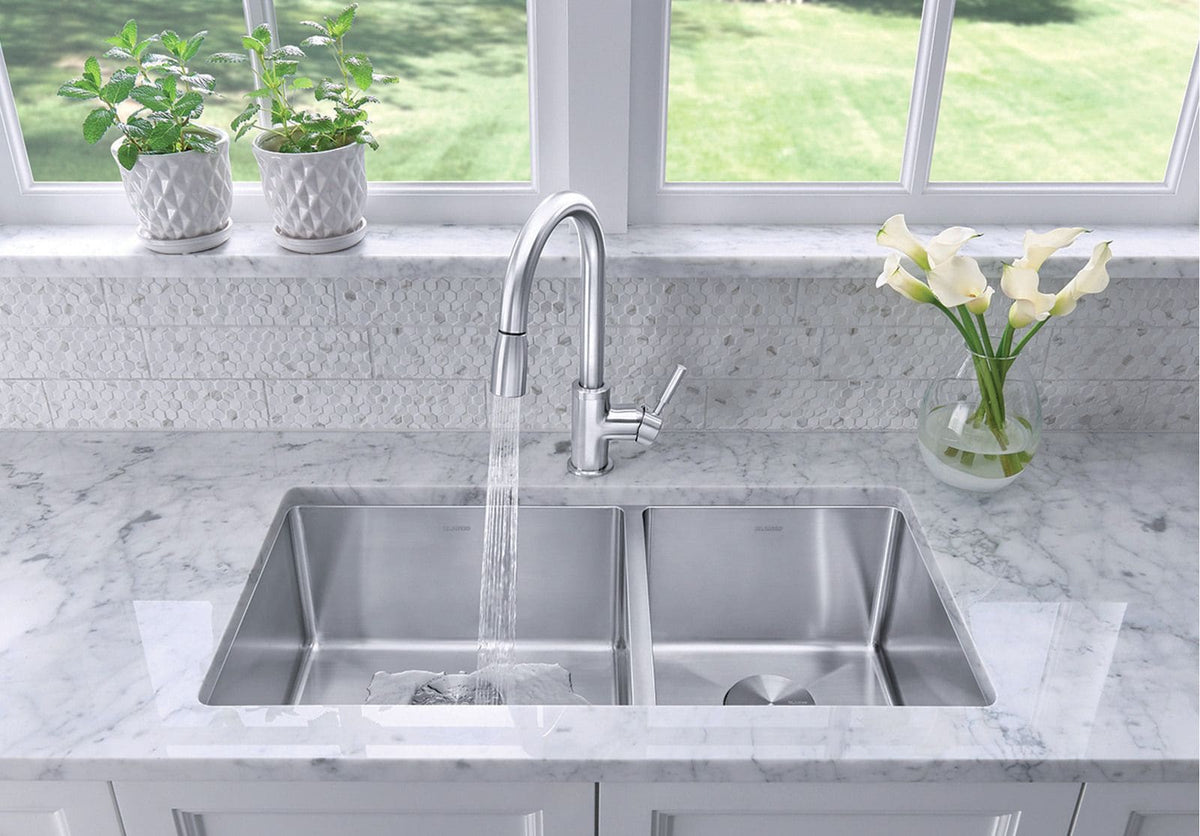 Quatrus R15 33-in 60/40 Double Bowl Undermount Stainless Steel Kitchen Sink