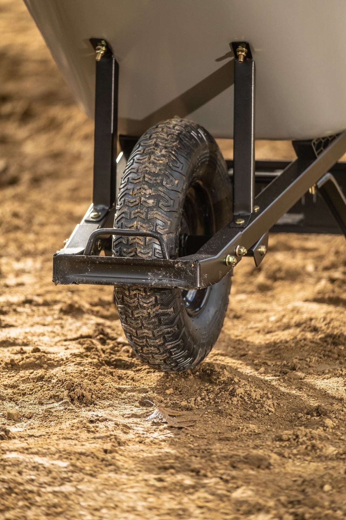 Heavy-Duty Easy Pivot/Dump Steel Tub Wheelbarrow, Steel Tray, 6-cu-ft